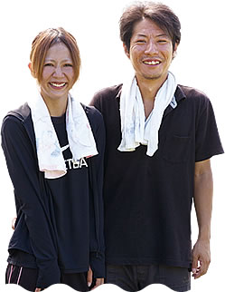 写真:笑顔で並んで立っている平田さん夫妻。