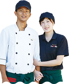 写真:笑顔で腕を組んでいる大久保さん夫妻。