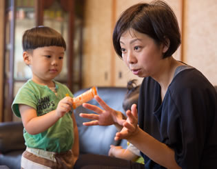写真:インタビュー中の豊永さん親子。