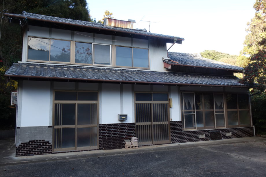 ７４．勝手口が玄関の真横にある家