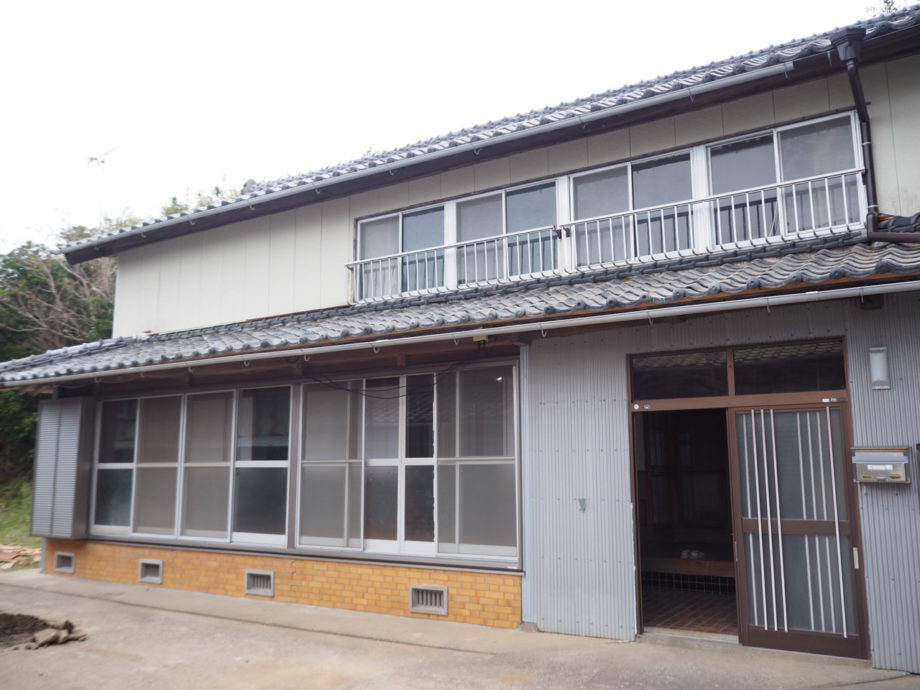 ８３. ゆとりのある和の空間に日差しが差し込むお家