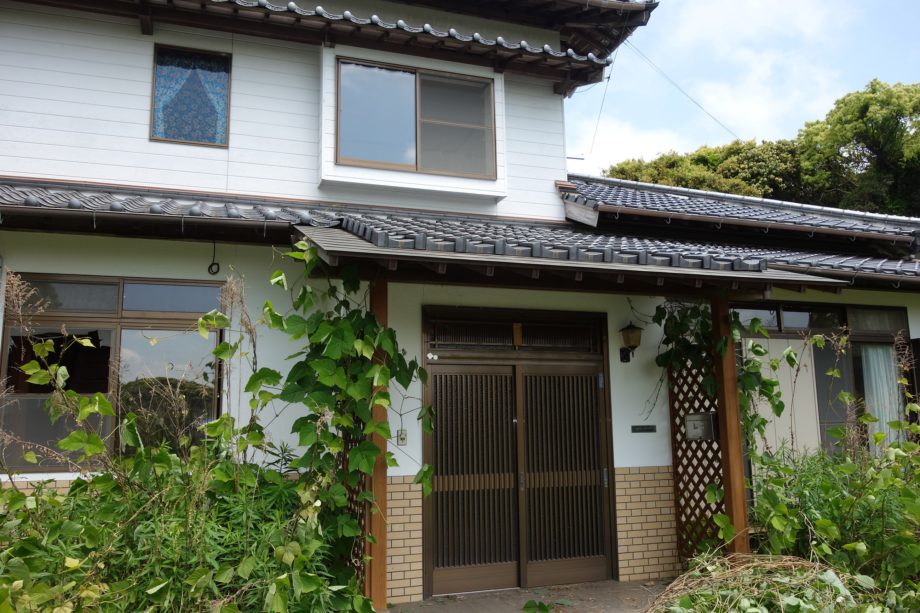 １２８．広い敷地が魅力的な倉庫付きのお家