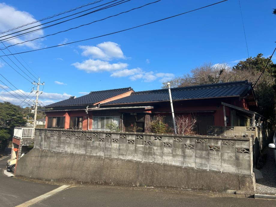 １８０．陽光に映える朱色のお家