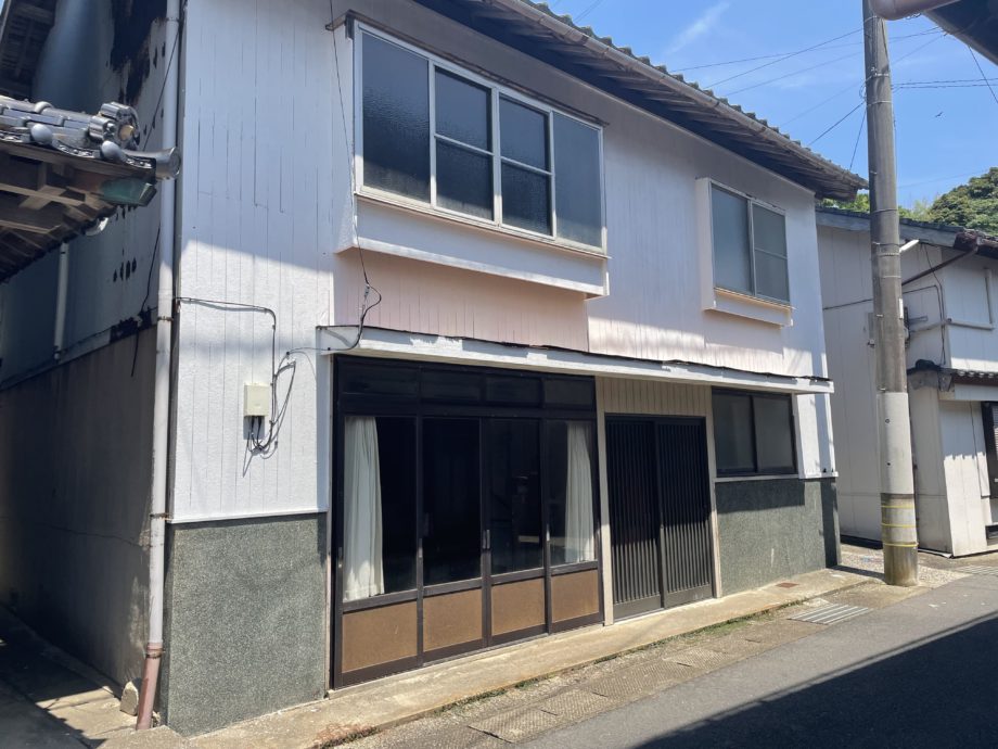 １９０.町の中にある広い部屋が多いお家